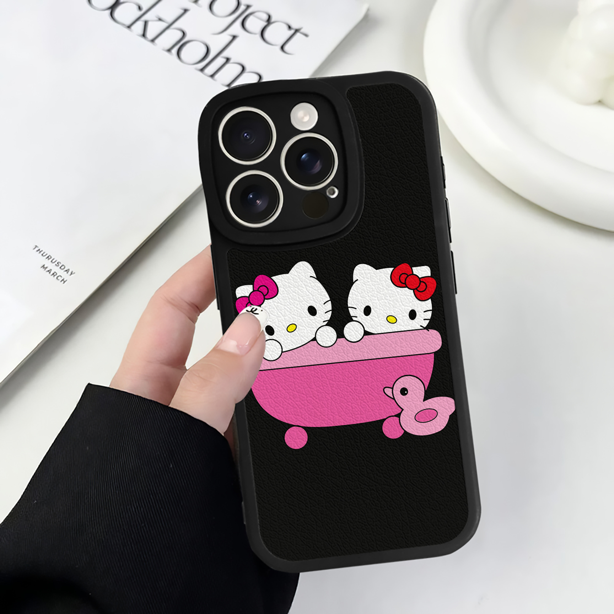 （画像用） Hello Kitty ハローキティ 【iPhone 16シリーズ対応】シリコンスマホケース（レザー調） 材質：シリコン